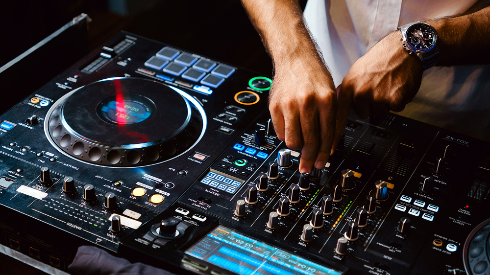 DJ